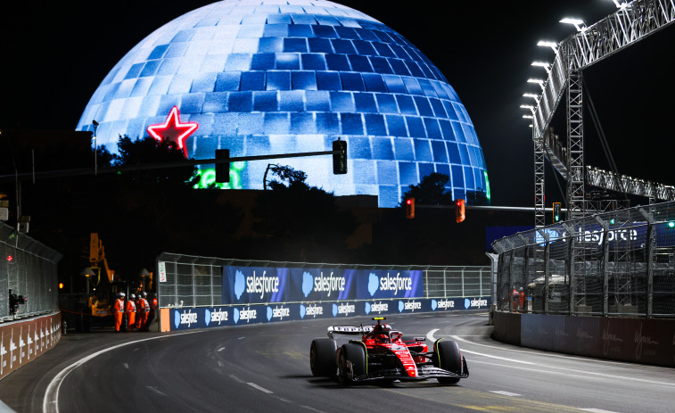 Ferrari reconoce daños importantes en el coche de Sainz por una tapa de alcantarilla