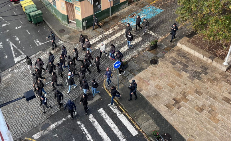 Aficionados radicales del Burgos, por las calles de Ferrol