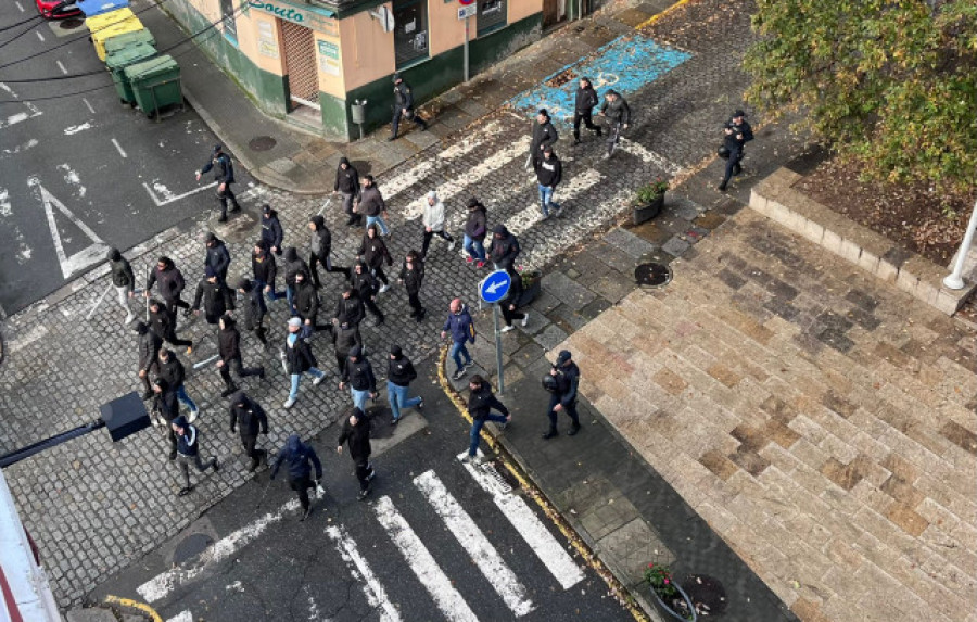 Aficionados radicales del Burgos, por las calles de Ferrol