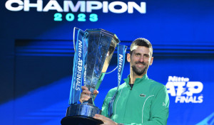 Djokovic gana a Sinner en la final y supera a Roger Federer como 'Maestro'