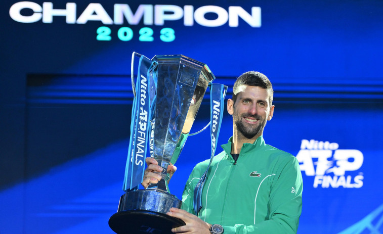 Djokovic gana a Sinner en la final y supera a Roger Federer como 'Maestro'