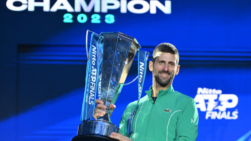 Djokovic gana a Sinner en la final y supera a Roger Federer como 'Maestro'