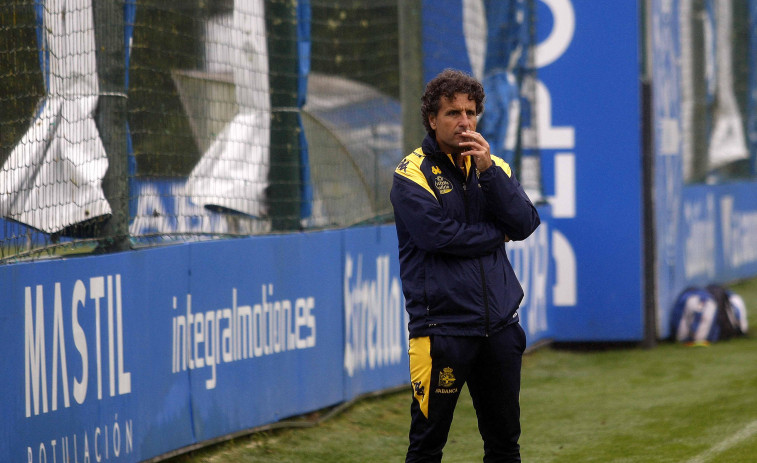 Idiakez, ante su bola extra con el Depor