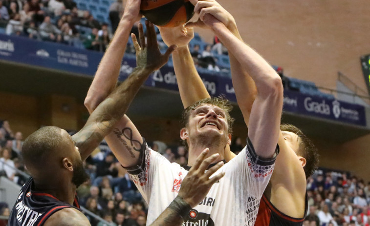 Shermadini del Lenovo Tenerife contra Pustovyi del del Obradoiro