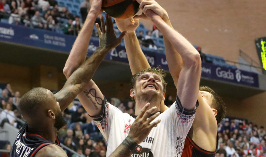 Shermadini del Lenovo Tenerife contra Pustovyi del del Obradoiro