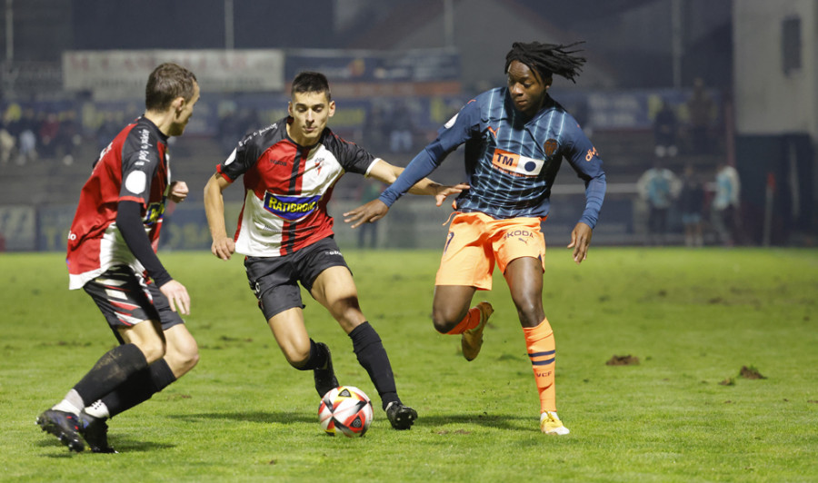 El Valencia se clasifica con sufrimiento despues de vencer al Arosa (0-1)