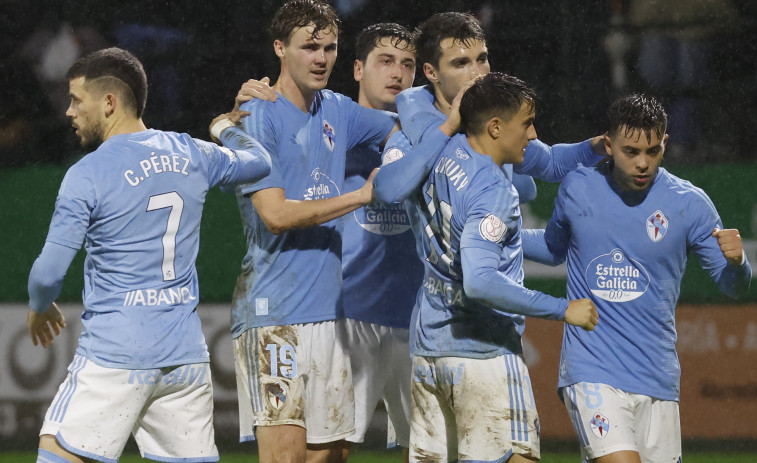 Un doblete de Douvikas clasifica al Celta en Las Llanas (1-2)