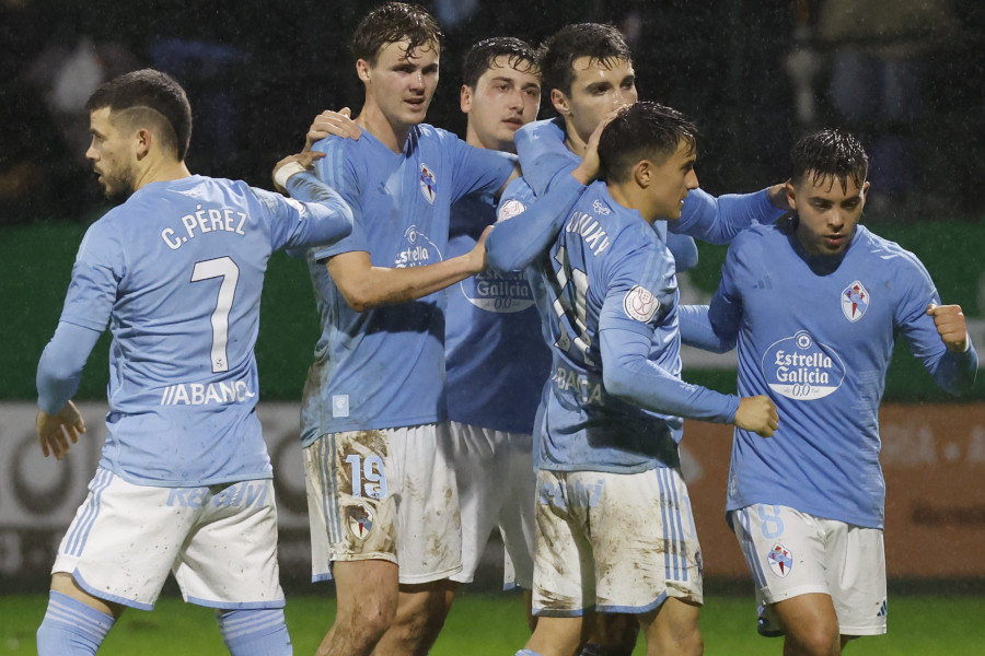 Un doblete de Douvikas clasifica al Celta en Las Llanas (1-2)