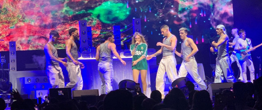 El Coliseum de A Coruña 'se ilumina' con Ana Mena y la camiseta de Feiraco