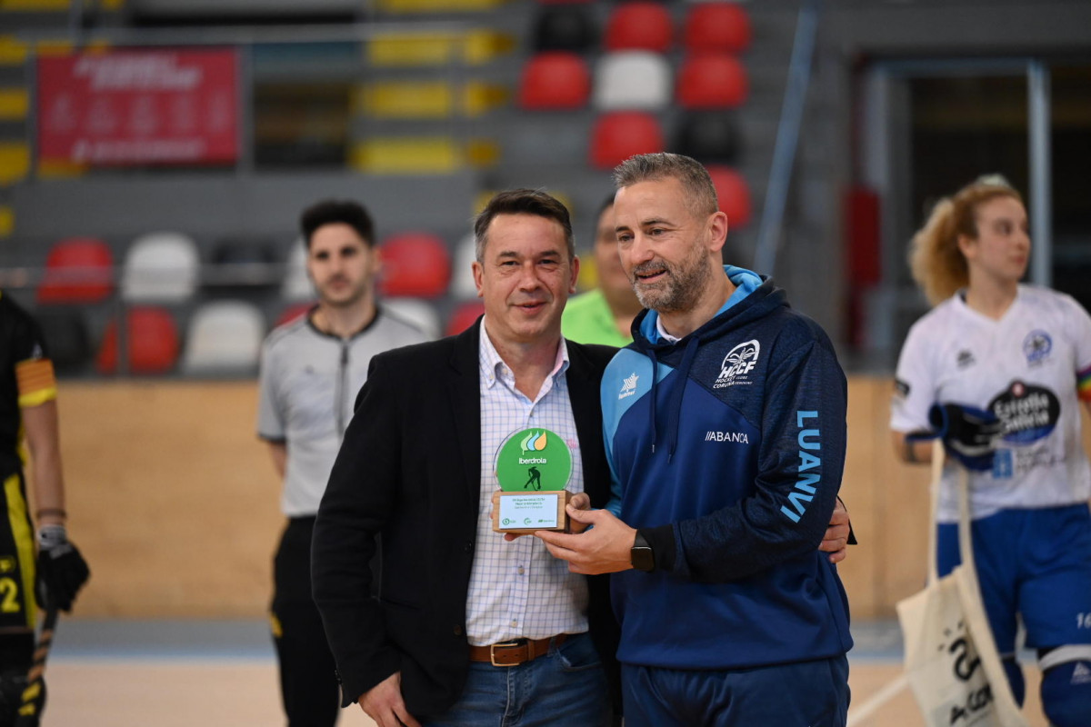 Stanis Garcu00eda HC Coruu00f1a entrenador del mes OK Liga Iberdrola septiembre octubre 2023 hockey patines foto Pedro Puig
