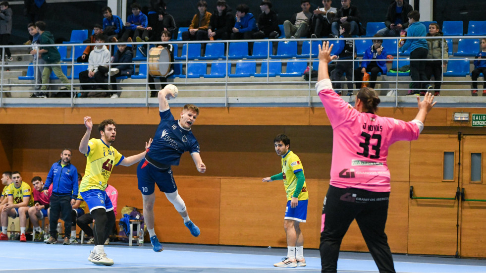 El OAR Coruña cae contra el Carballal y se deja el liderato (26-30)