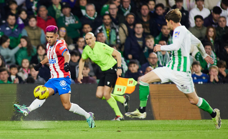 El Betis frena al Girona al empatar casi al final gracias al argentino Pezzella (1-1)