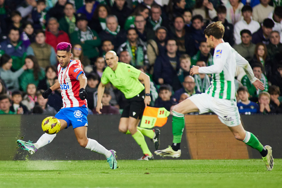 El Betis frena al Girona al empatar casi al final gracias al argentino Pezzella (1-1)