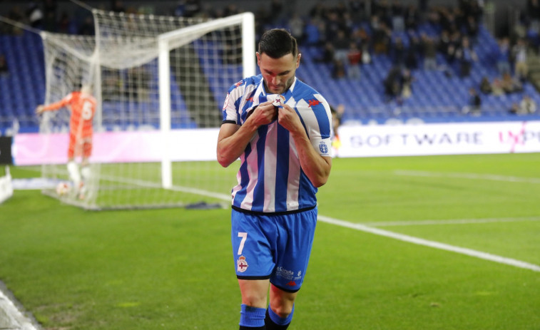El Depor sufre de lo lindo para romper la dinámica negativa en Riazor (2-1)