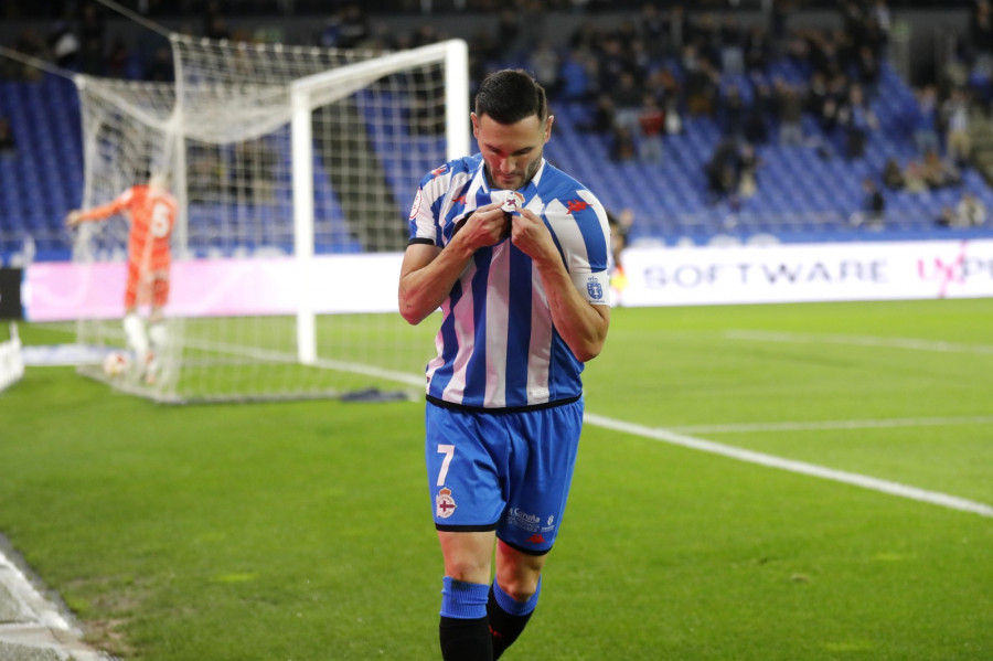 El Depor sufre de lo lindo para romper la dinámica negativa en Riazor (2-1)