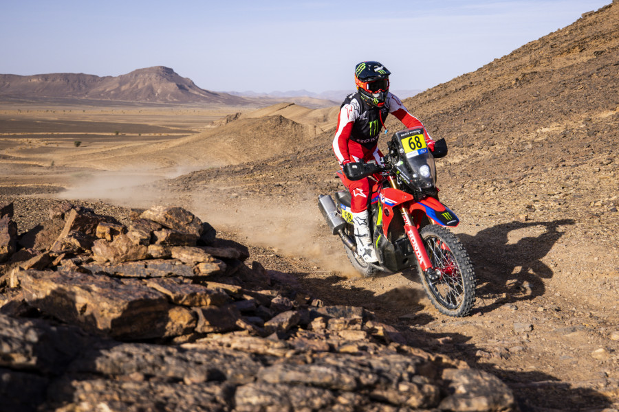 El español Tosha Schareina gana el prólogo de motos del Dakar en su debut con Honda