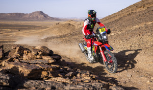 El español Tosha Schareina gana el prólogo de motos del Dakar en su debut con Honda