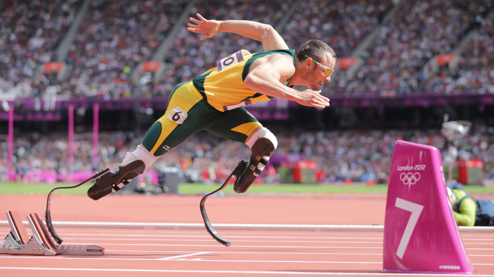 El atleta Oscar Pistorius sale de la cárcel casi once años después de matar a su novia