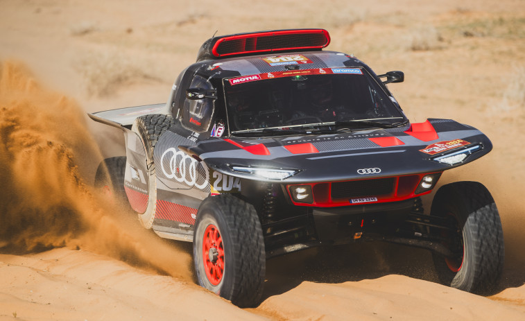 Carlos Sainz lidera el Dakar