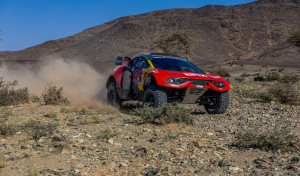 Loeb vence y Al-Attiyah resurge para entrar en la pugna de Sainz y Al Rajhi por la general