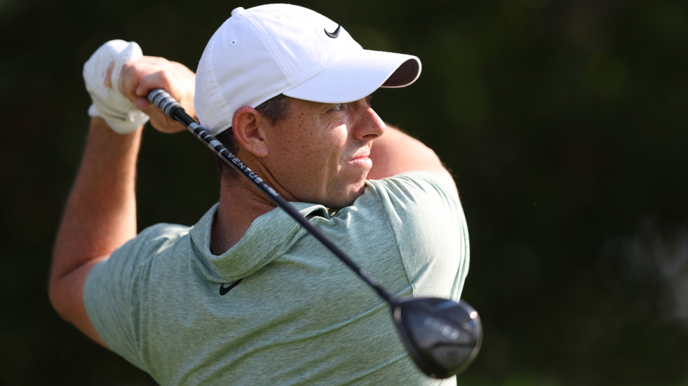 McIlroy se sobrepone a un cuádruple 'bogey' para seguir líder