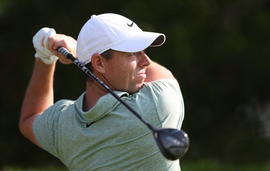 McIlroy se sobrepone a un cuádruple 'bogey' para seguir líder