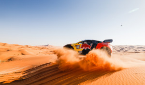 Loeb arriesga, gana y reduce diferencias con Sainz, líder con 20 minutos de ventaja