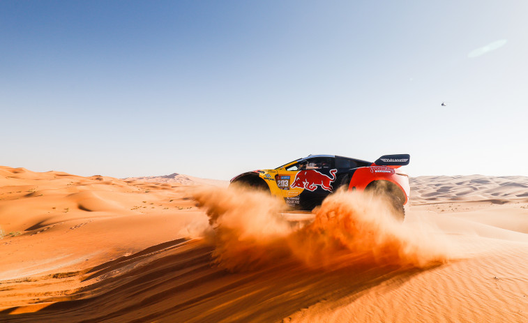 Loeb arriesga, gana y reduce diferencias con Sainz, líder con 20 minutos de ventaja