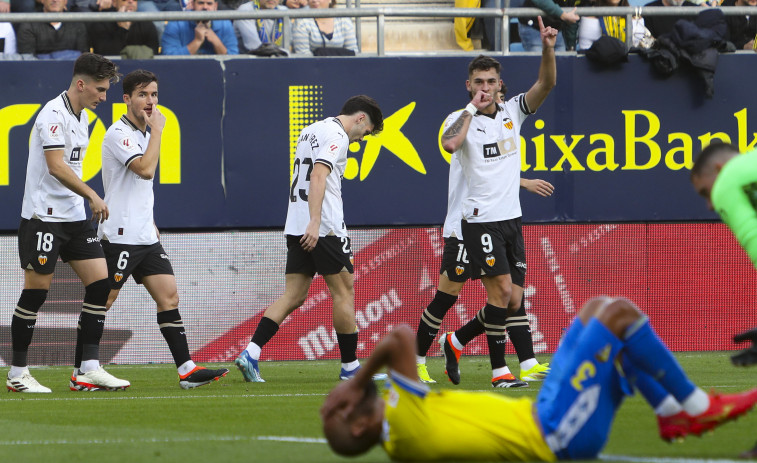 El Valencia golea a un Cádiz en caída libre (1-4)