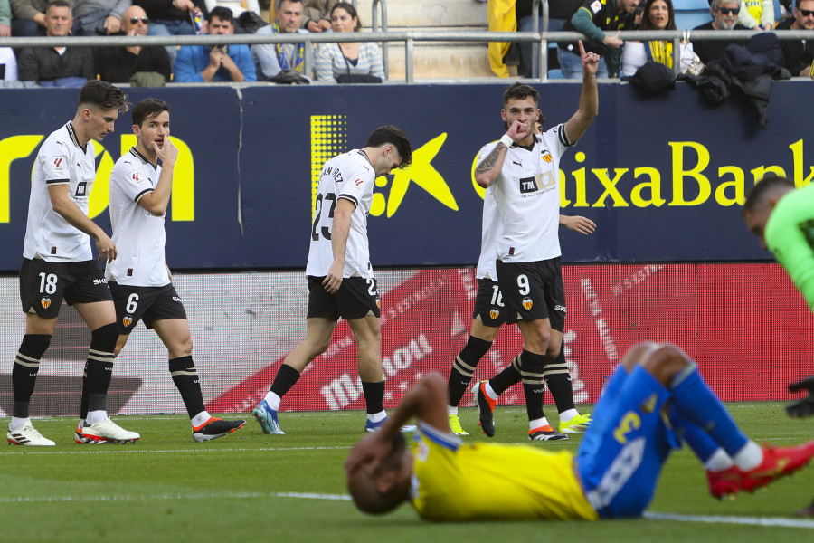 El Valencia golea a un Cádiz en caída libre (1-4)