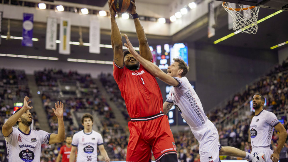 El Covirán Granada vence al Monbus Obradoiro en duelo por la salvación  (77-74)