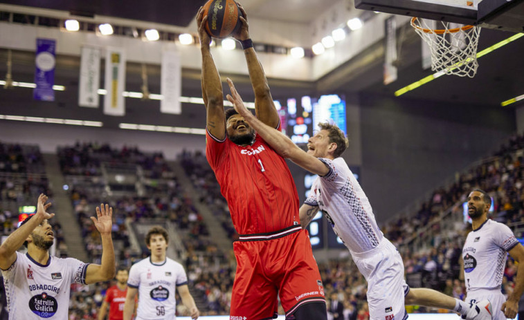 El Covirán Granada vence al Monbus Obradoiro en duelo por la salvación  (77-74)