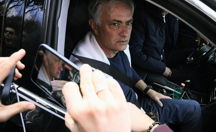 Mourinho se despide emocionado de la afición: 