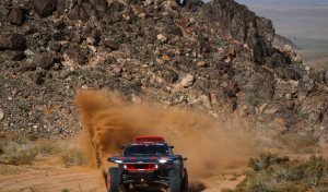 Carlos Sainz pincha tres veces en la etapa del Dakar