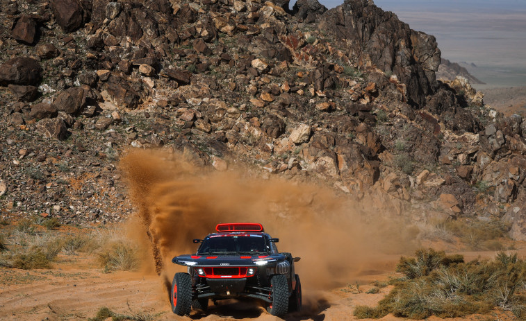 Carlos Sainz pincha tres veces en la etapa del Dakar