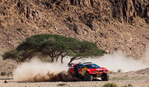 Loeb, máximo rival de Sainz, dice adiós a sus opciones por una avería en el penúltimo día del Dakar