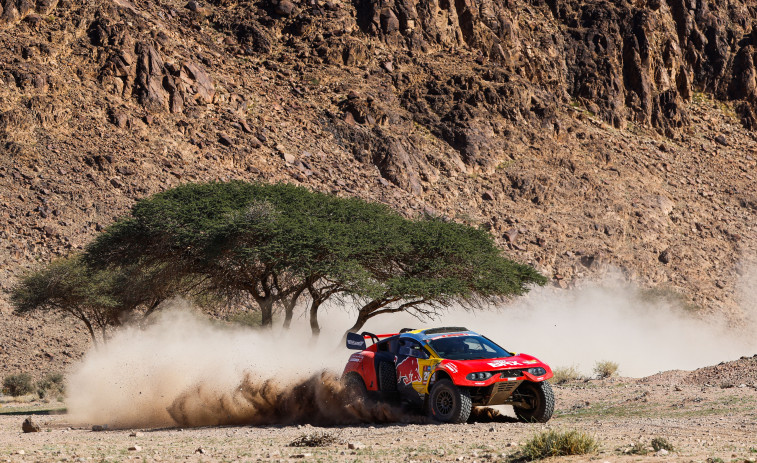 Loeb, máximo rival de Sainz, dice adiós a sus opciones por una avería en el penúltimo día del Dakar