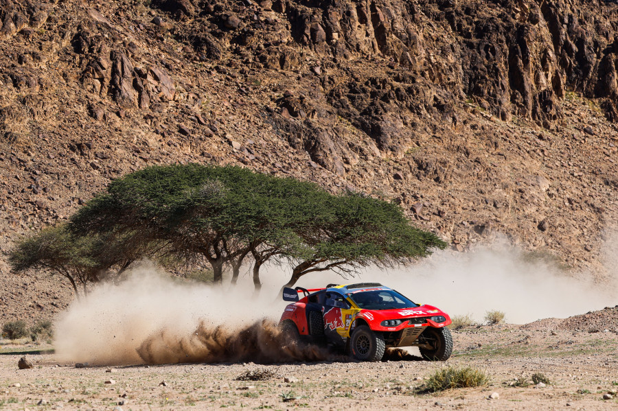 Loeb, máximo rival de Sainz, dice adiós a sus opciones por una avería en el penúltimo día del Dakar