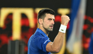 Djokovic recupera el brillo frente a Etcheverry en su centenario en Melbourne Park