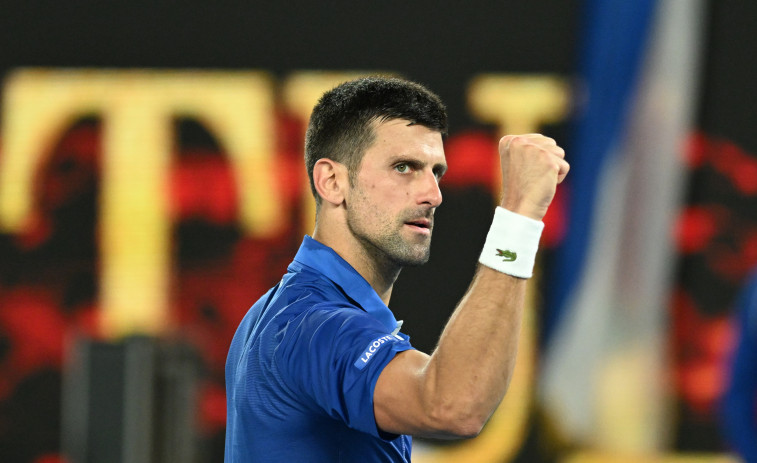 Djokovic recupera el brillo frente a Etcheverry en su centenario en Melbourne Park