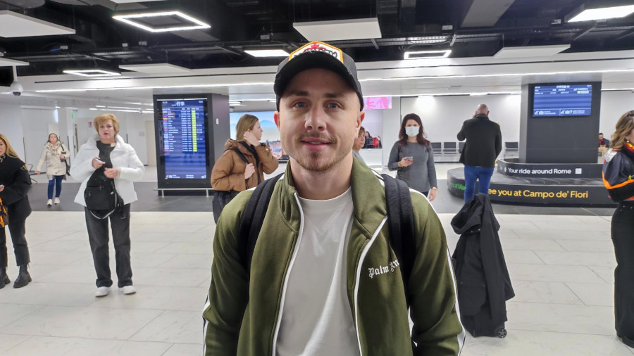 Angeliño llega a Italia para firmar su cesión con la Roma