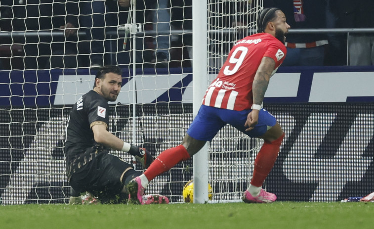 Memphis da la victoria al Atlético en el derbi frente al Rayo (2-1)