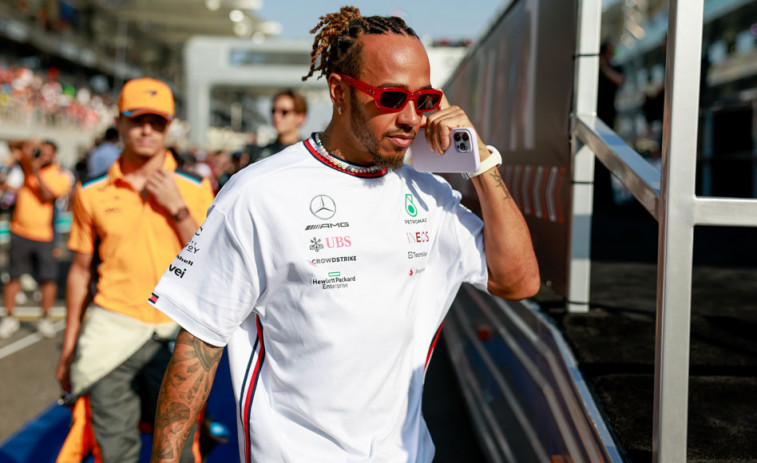 Hamilton será, a partir de 2025, piloto de Ferrari, escudería que abandonará Sainz