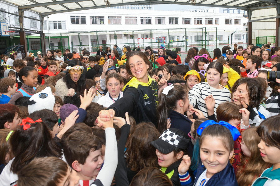 El Liceo recibe a la nadadora María de Valdés tras hacer historia en Doha