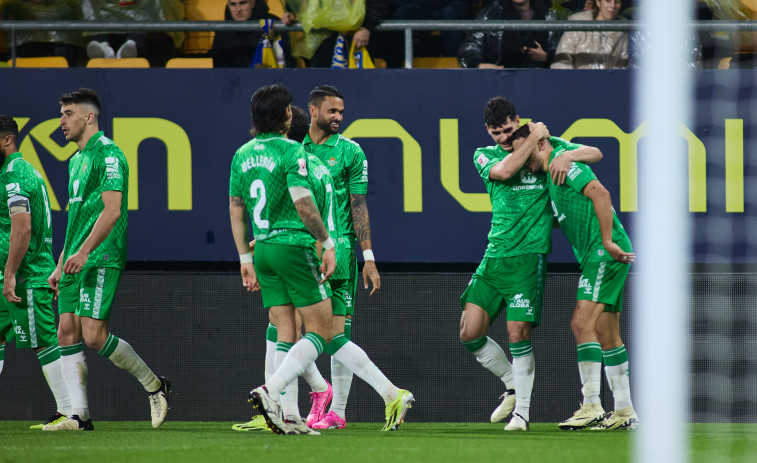 El Betis derrota al Cádiz sin darle opción (0-2)