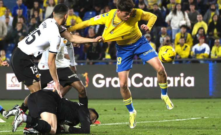 Las Palmas venció al Valencia CF  gracias a dos goles en el tramo final (2-0)