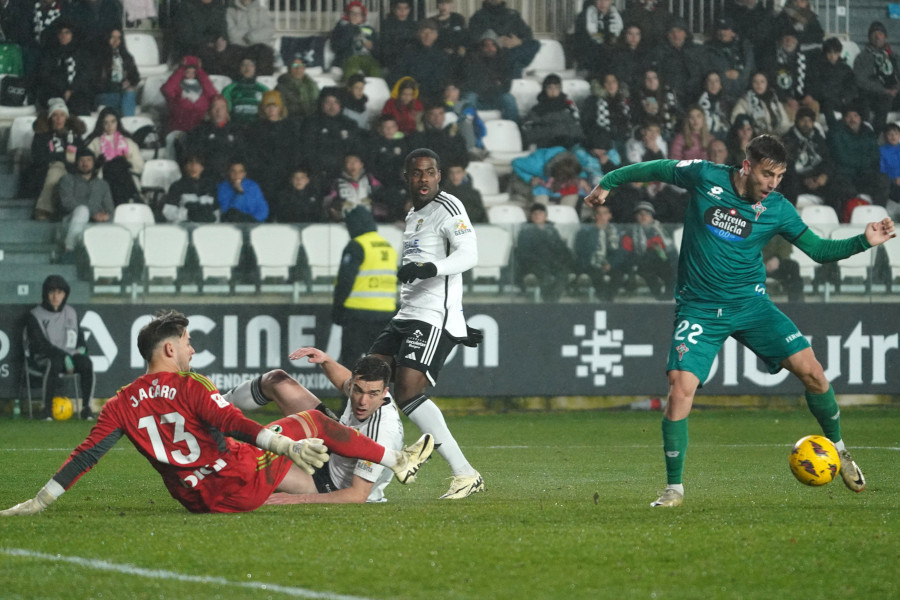 El Burgos sigue invicto en El Plantío tras vencer al Racing de Ferrol (2-0)