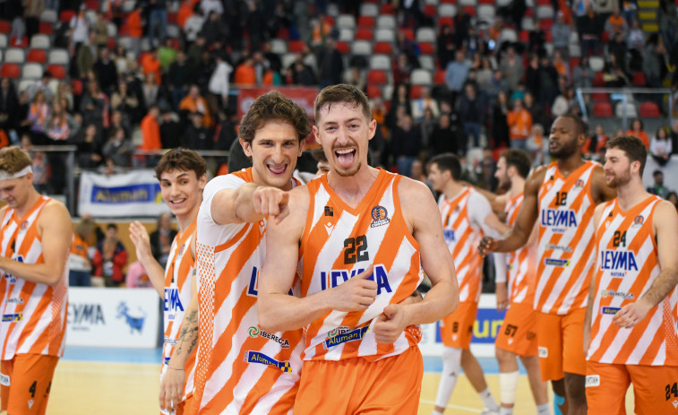 El Leyma Coruña sigue de fiesta: récord histórico de victorias y liderato (92-78)