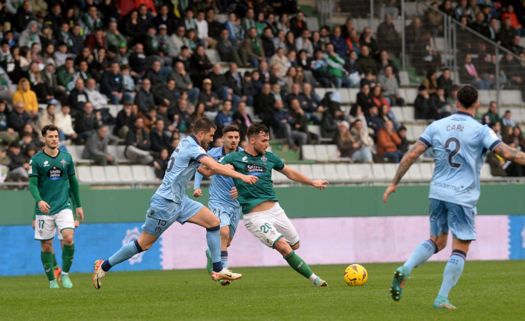 El Racing de Ferrol resiste pese a la polémica expulsión de Álex López (0-0)
