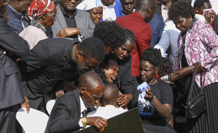 Emotivo adiós al atleta Kelvin Kiptum en Kenia en un funeral lleno de sentidos elogios